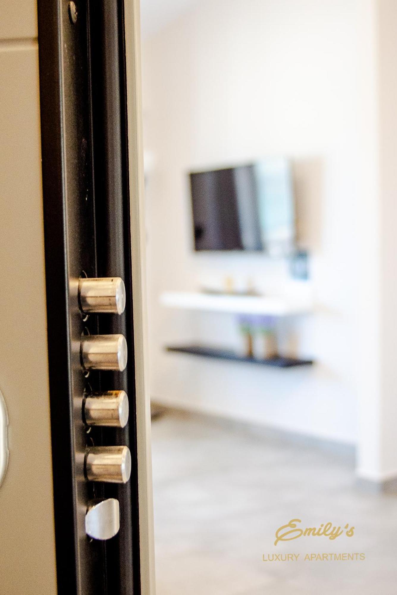 ארגוסטולי Emily'S Luxury Apartments מראה חיצוני תמונה