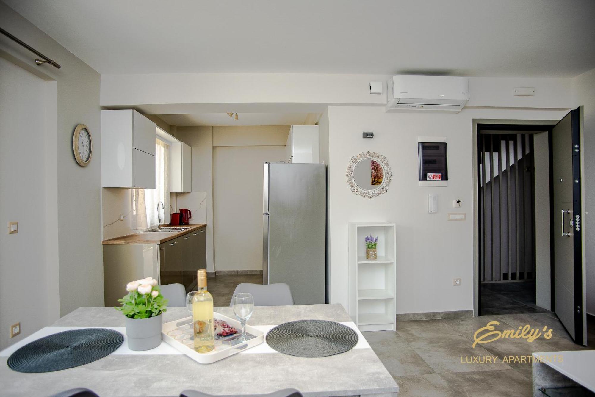 ארגוסטולי Emily'S Luxury Apartments מראה חיצוני תמונה