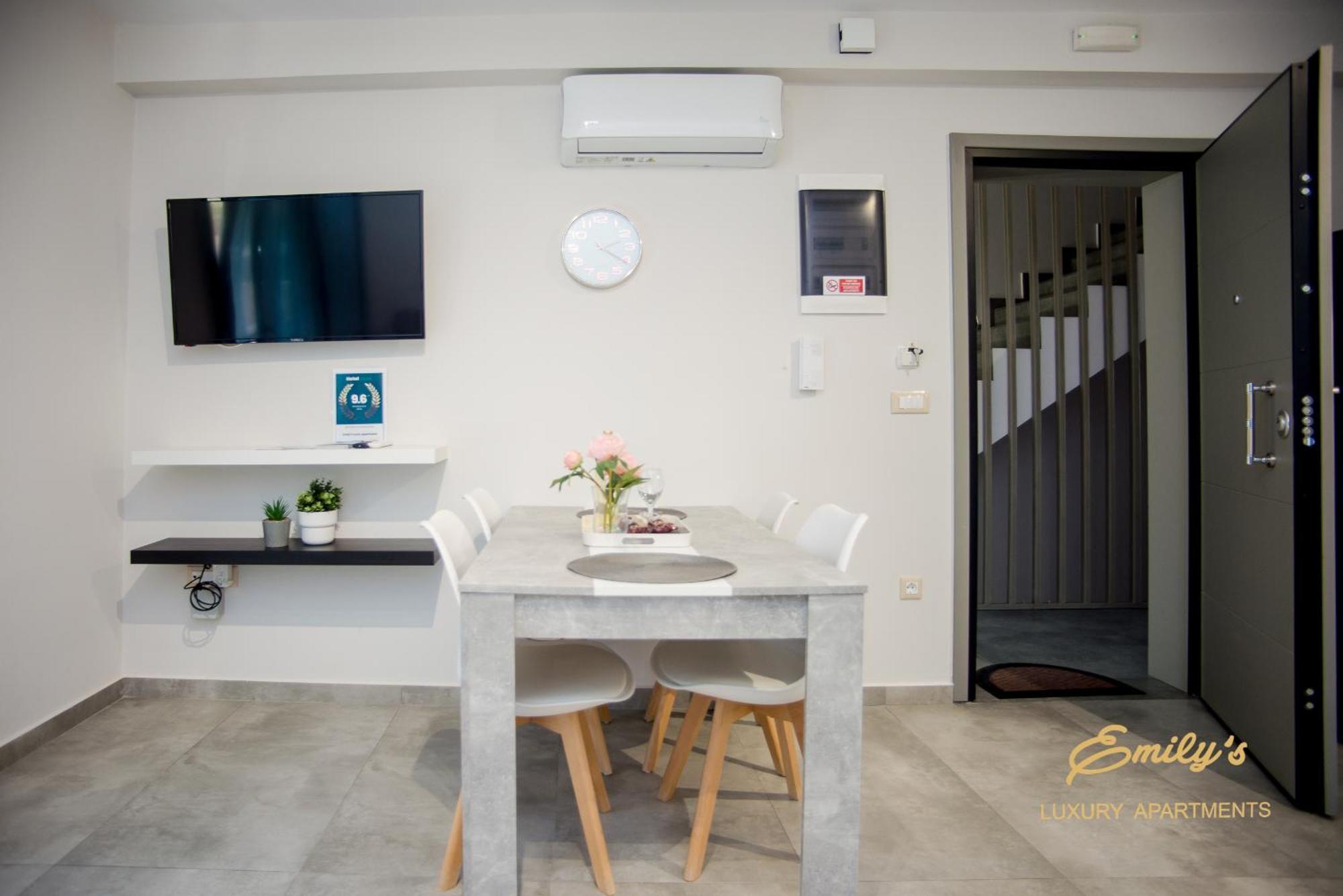 ארגוסטולי Emily'S Luxury Apartments מראה חיצוני תמונה