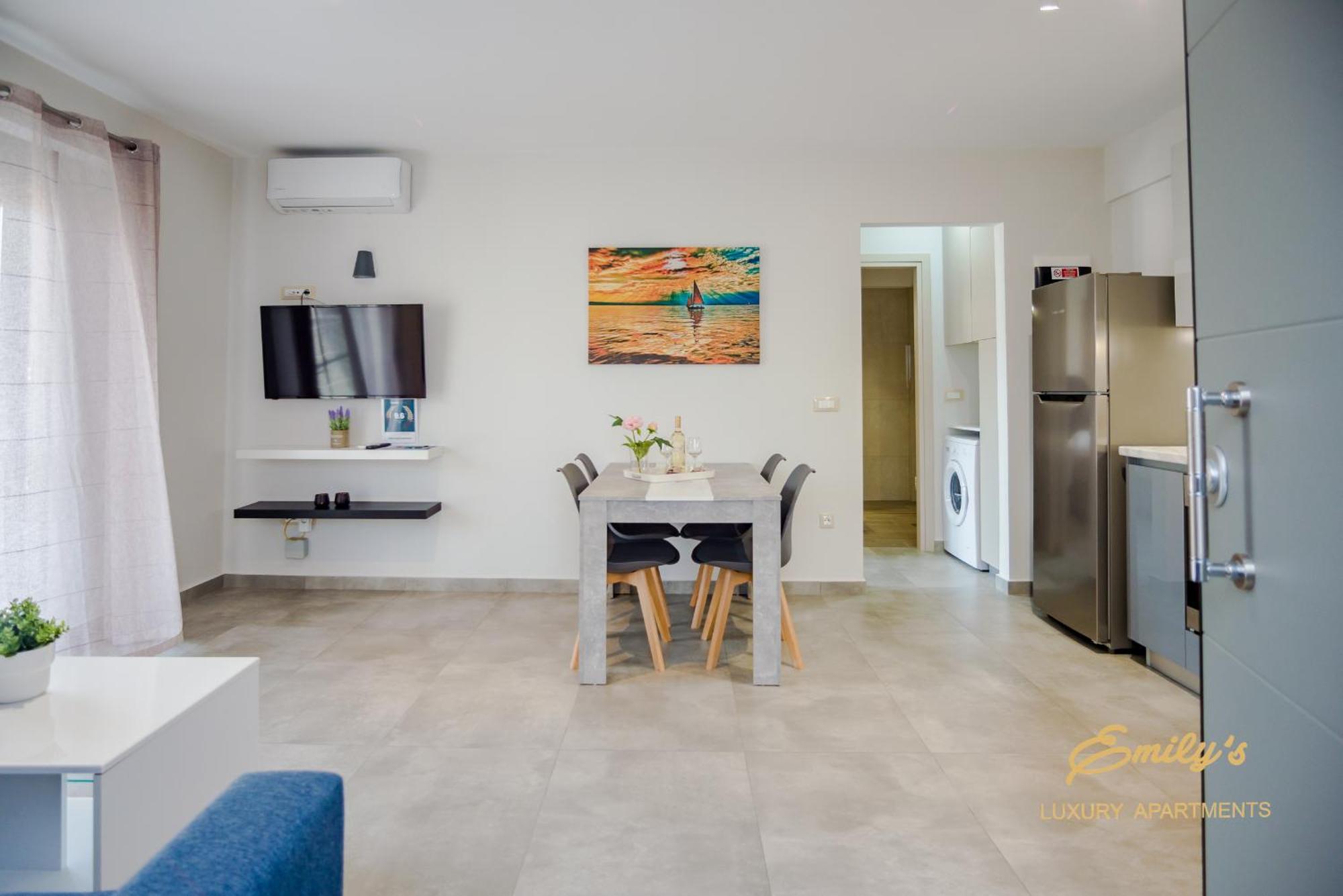ארגוסטולי Emily'S Luxury Apartments מראה חיצוני תמונה