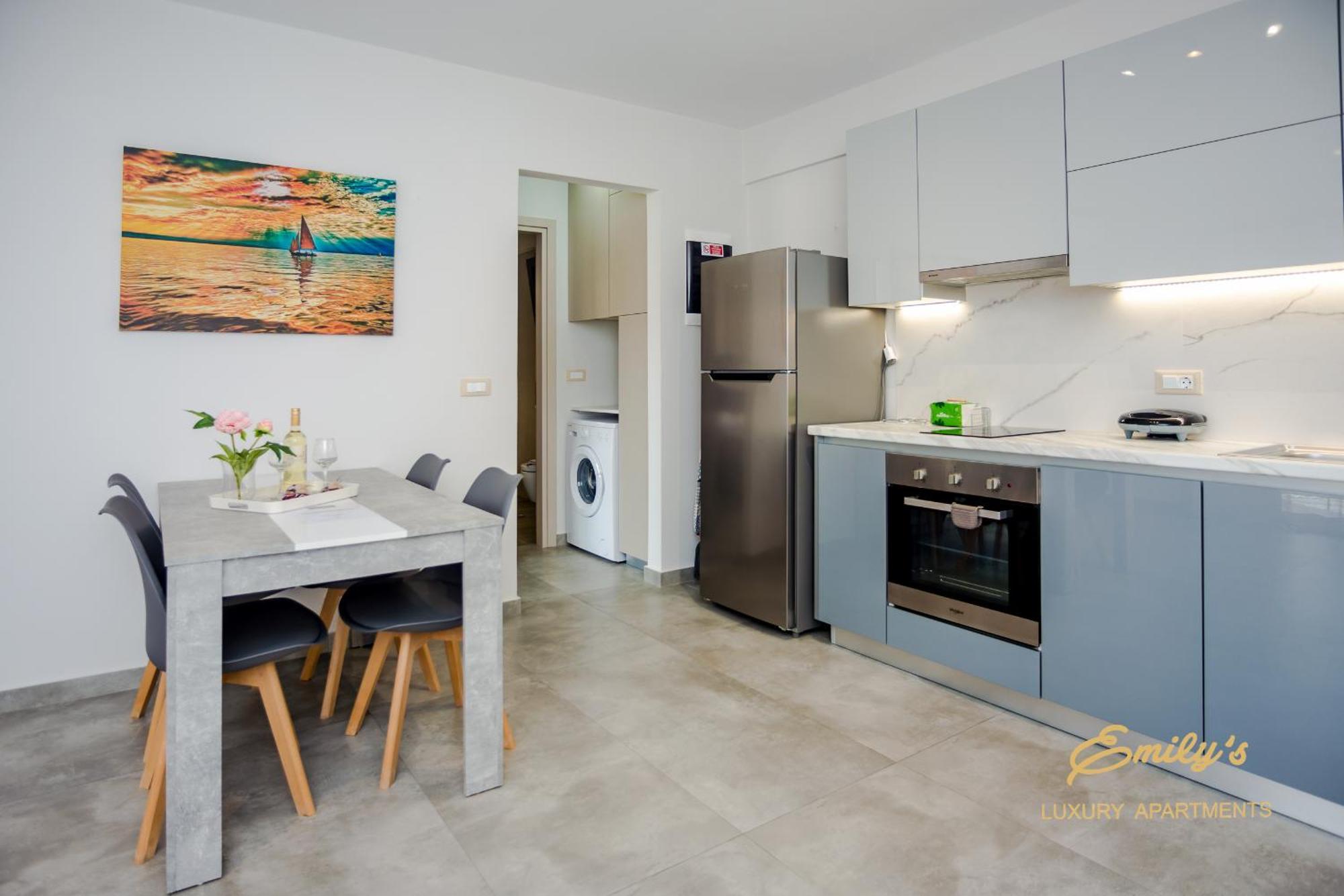 ארגוסטולי Emily'S Luxury Apartments מראה חיצוני תמונה