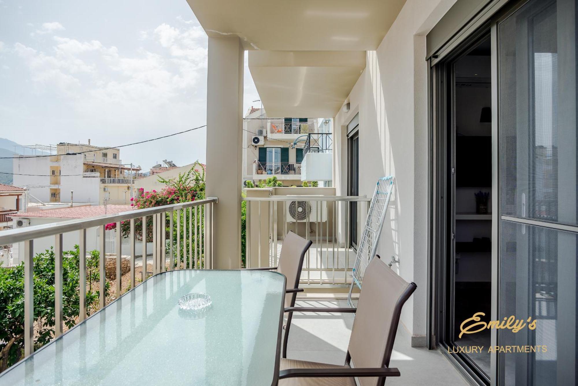 ארגוסטולי Emily'S Luxury Apartments מראה חיצוני תמונה