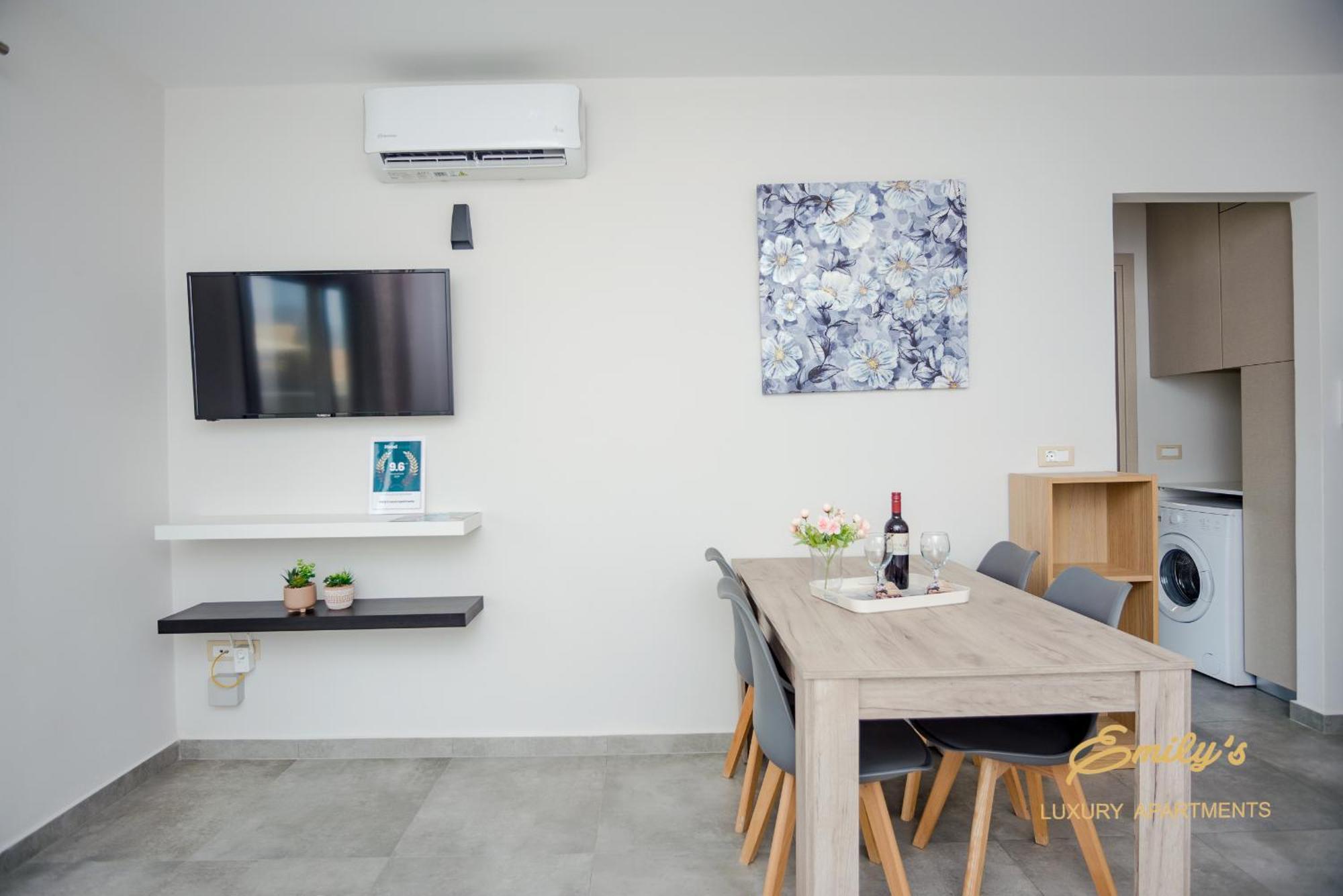 ארגוסטולי Emily'S Luxury Apartments מראה חיצוני תמונה