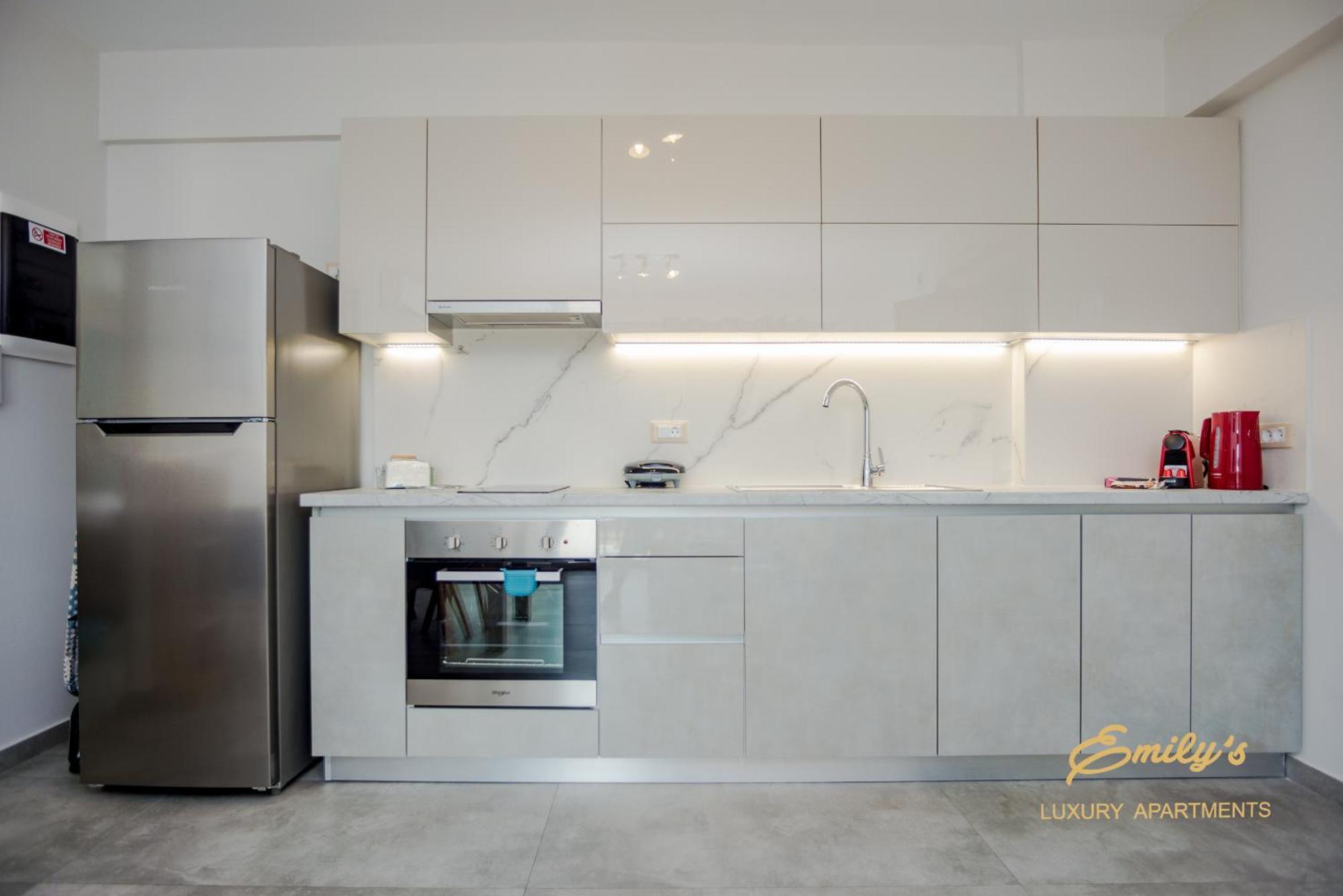 ארגוסטולי Emily'S Luxury Apartments מראה חיצוני תמונה