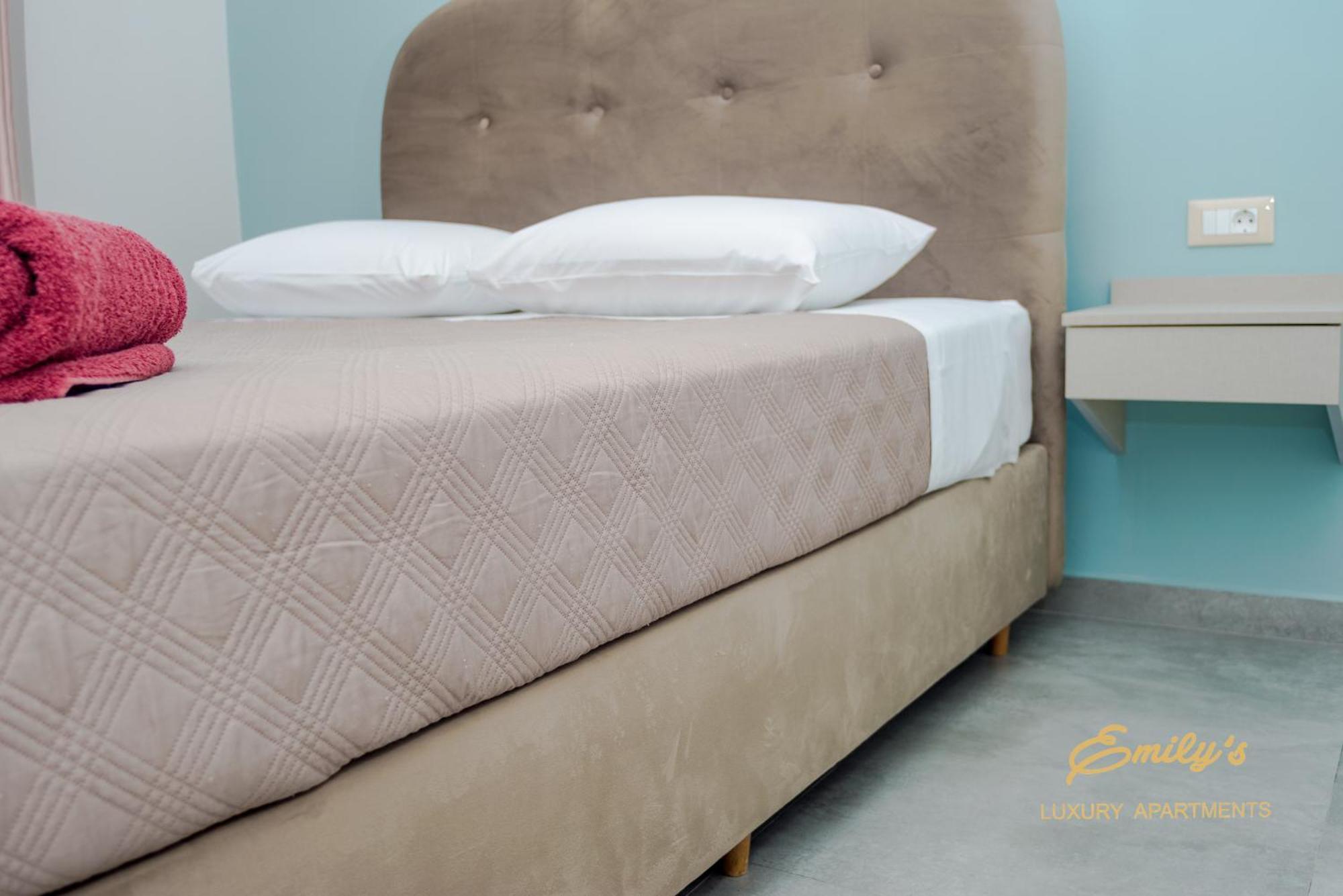 ארגוסטולי Emily'S Luxury Apartments מראה חיצוני תמונה
